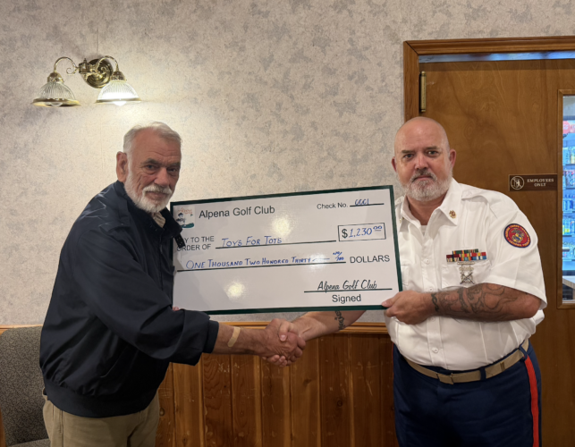 Par-3 Challenge makes donation